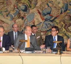 Su Majestad el Rey en la mesa presidencial, junto al presidente de Cotec, Juan-Miguel Villar Mir; el vicepresidente del Patronato de Cotec, Arturo Ali